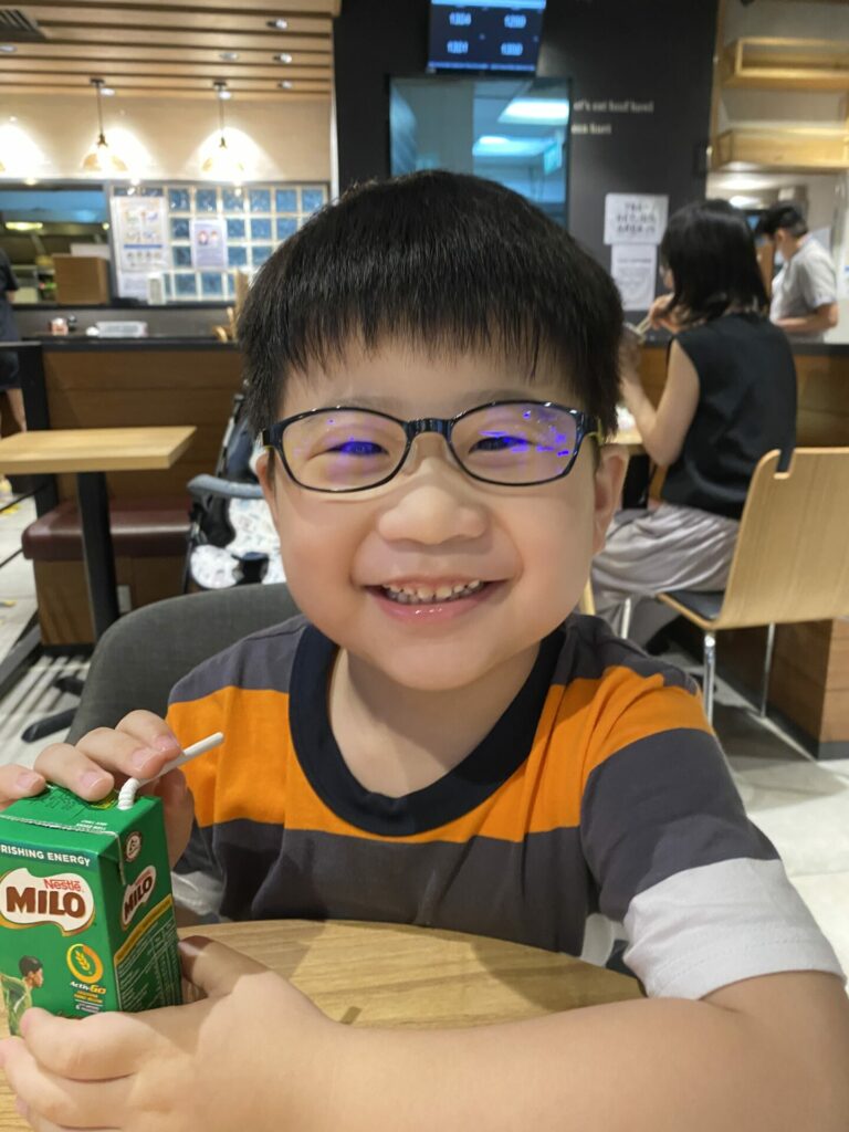 Childhood myopia treatment: Child wear glassess