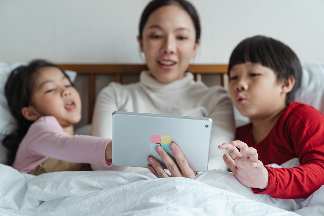 Exposing kids to interactive online platforms when learning Chinese.