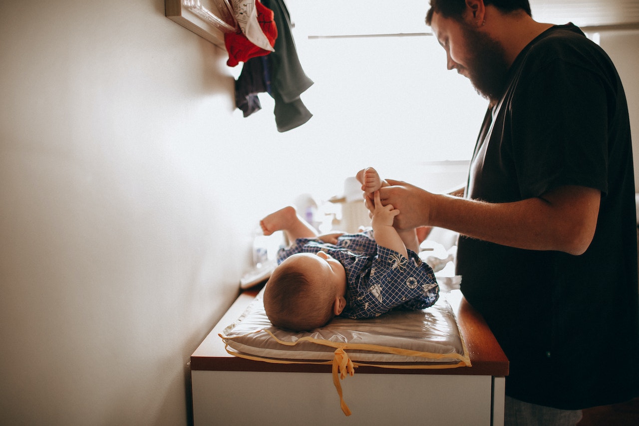 ways for dads to bond with newborn: A person holding a baby

Description automatically generated with medium confidence