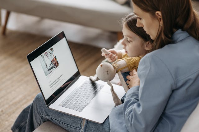 mummy and kid surfing internet